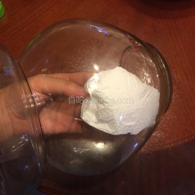 拿厨房用纸将玻璃罐里面擦干净，玻璃罐里不能有生水，否则在腌制过程中水会变质，鸭蛋会坏掉