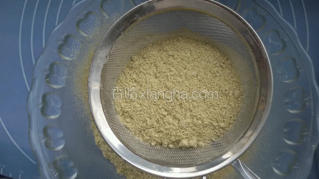 过筛蒸熟绿豆面。