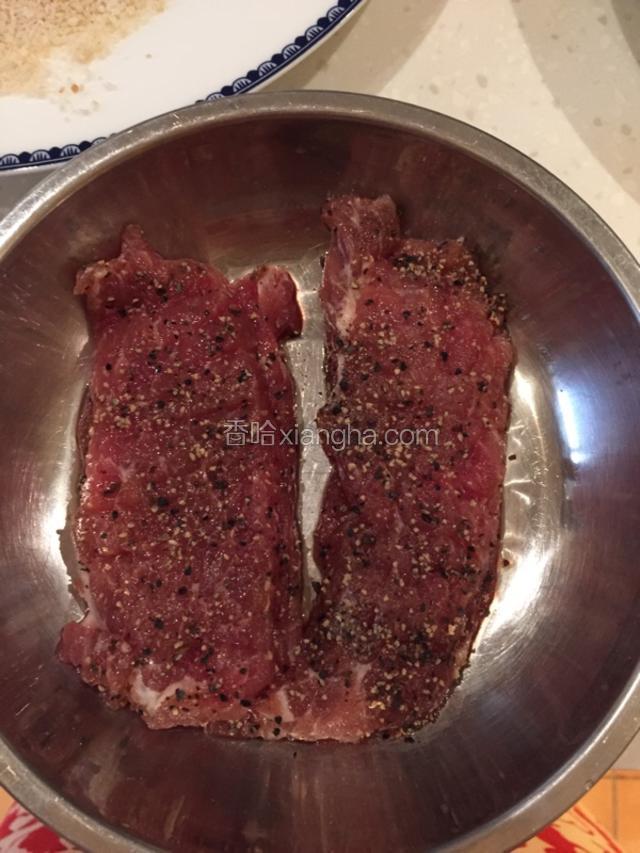 首先切肉，煨肉。
1.　切1厘米厚，长15厘米，宽10厘米。
2.　用刀背敲剁松肉两侧。
3.　加入料酒，黑胡椒碎和盐煨1小时。