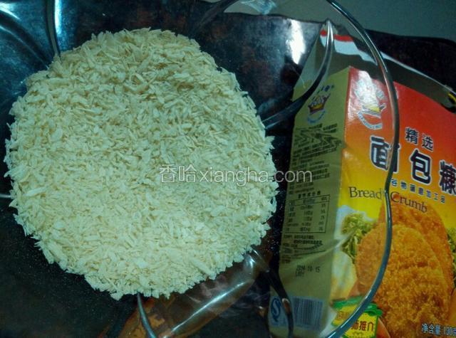 面包糠用碗装好，用手铺开。