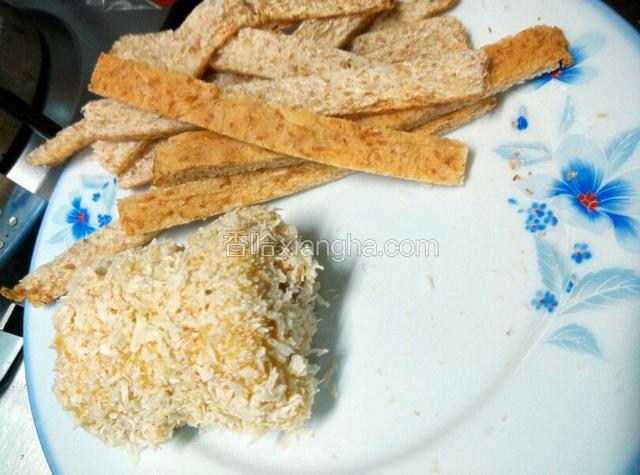 裹好鸡蛋液的方包火腿，放入面包糠里裹均匀。