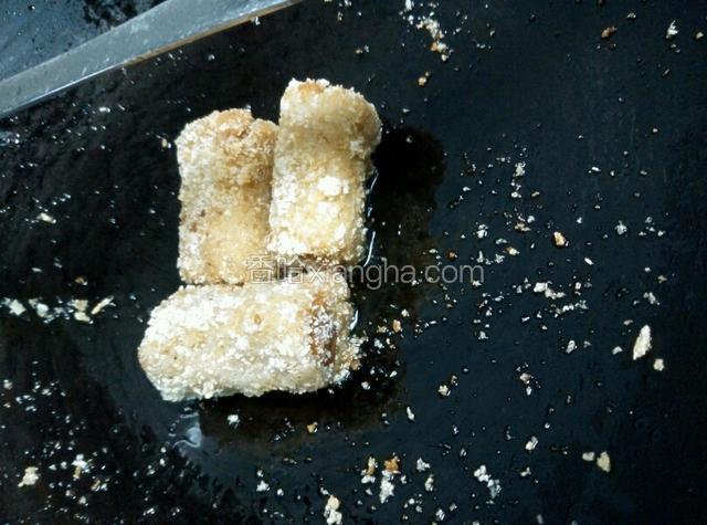 然后再加入裹好的，方包火腿，炸至金黄色即可。捞起控油。