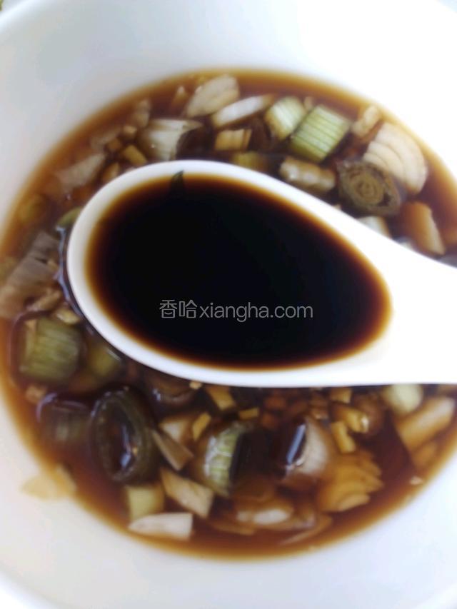将生姜大蒜葱碎放在碗里 在加入料酒3勺酱油2勺陈醋2勺白糖少许 水淀粉少许搅拌均匀备用