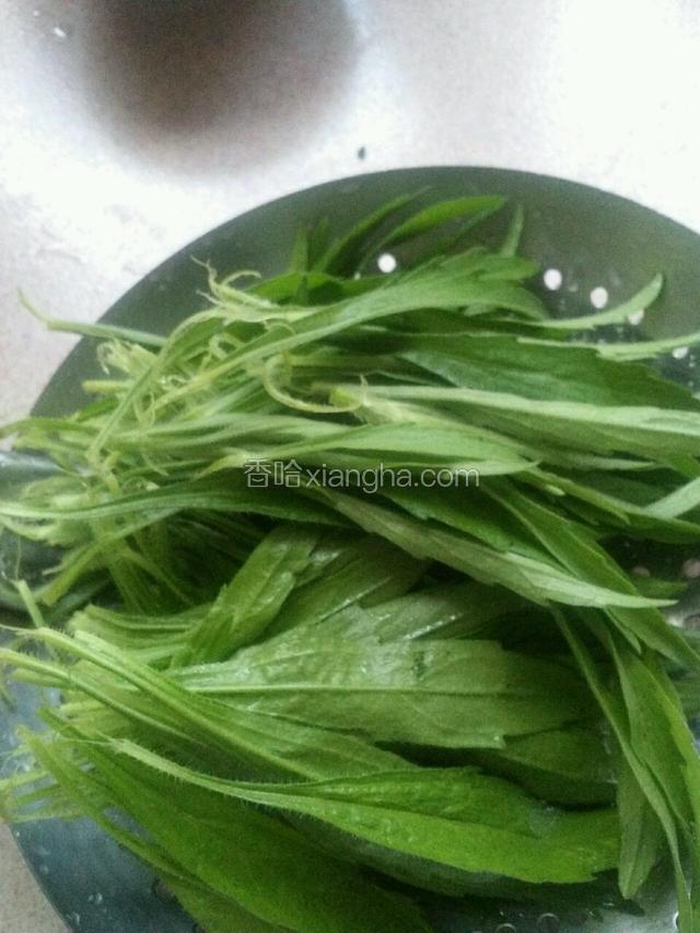 把蒲公英用点水泡洗干净