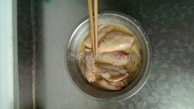 放入调料，盐，鸡精，生粉，鸡蛋，十三香，拌匀