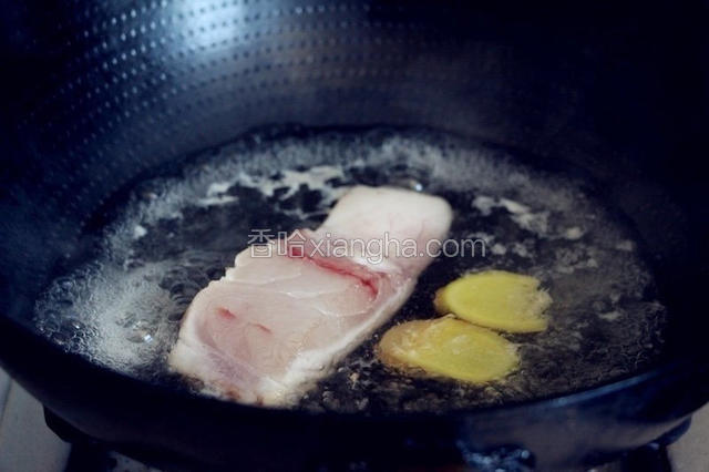 放入清洗处理的鱼块煮五分钟左右，能顺利分离鱼肉鱼骨就成。