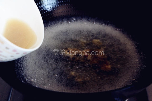 把刚煮剩的鱼汤倒入锅中。