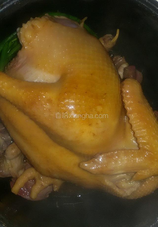 把鸡和内脏处理干净后先过油锅  然后放进煲內  锅內剩下的油也一起倒进电饭煲   按煮饭按键等电饭煲自动跳到保温即可