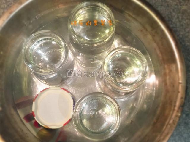 提前一天把装果酱的瓶子用沸水泡上15分钟；