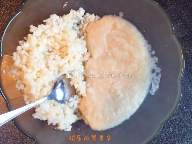 切碎的梨和泥混合一起。