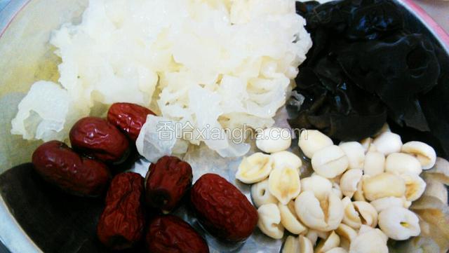 黑白木耳泡发去杂质撕小块
，莲子泡发去除芯，红枣洗净备用