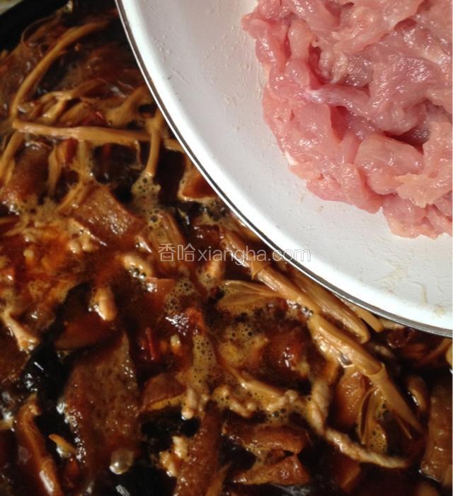 把炒好的香菇片和黄花菜，还有洗干净的木耳，切成薄片的火腿肠，一起倒入装有西红柿的炒锅里，
开始调味：加入盐，糖，老抽，生抽各少许一起翻炒一下，
然后加入适量的水大火煮开，(因为是做面条的浇头，所以水可以多加一些，这样做出来的卤汁就多)
烧开后加入准备好的肉丝，用筷子把肉丝拨动一下，让肉丝快速度的散开。
大火煮5、6分钟。