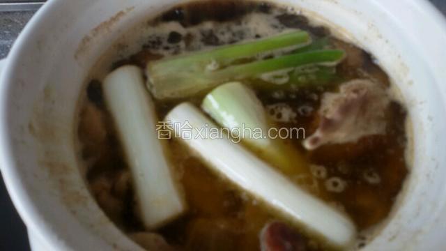 砂锅用凉水，下入控干鸡块，水开去浮沫，再放老抽酱油和其它调味料，再次开锅转小火，炖上一个小时三十分钟，盖上盖炖。