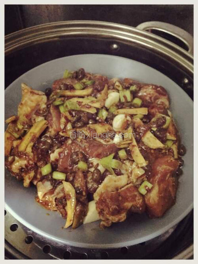 土豆滚刀切块，垫在盘底，把腌制好的排骨放在上面，淋上汁，放入蒸锅蒸30min，ok