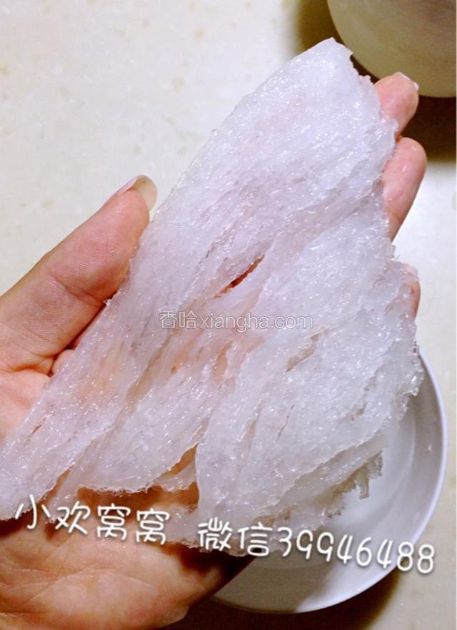 泡发一小时后，将燕窝取出捡毛，冲洗杂质，然后更换纯净水继续泡发2小时。
