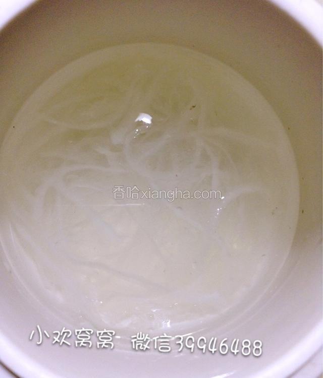 将泡发的燕窝按照天然纹理分成燕丝，装入炖盅，将盅内装入70度左右的温热水，我的习惯是保留泡发水，加一点开水就能调和成温热水，水量盖过燕窝高出一个指节即可。