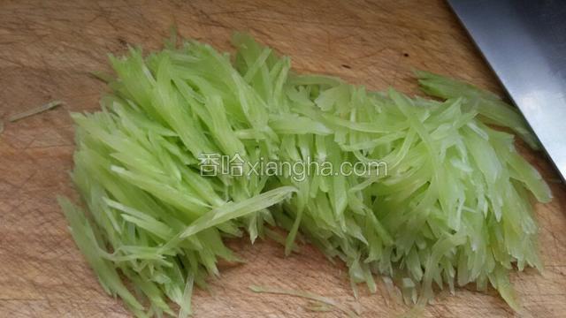 窝笋去皮先切片在切细丝。