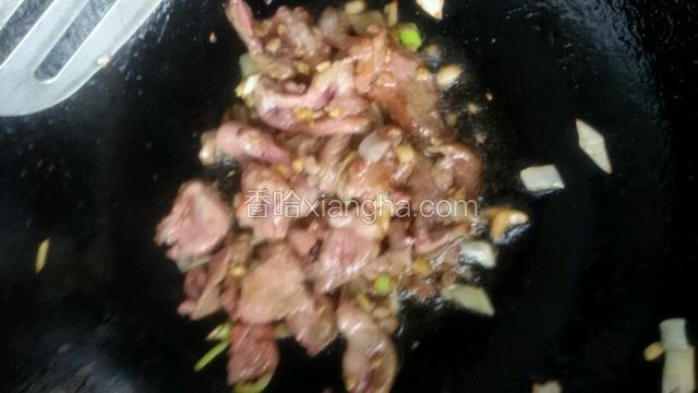 油热放牛肉丝煸炒段生。