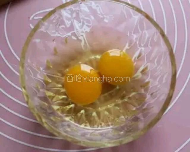 2个鸡蛋打入碗里，搅拌均匀
