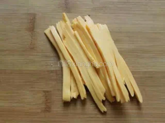 奶酪片切成细丝
