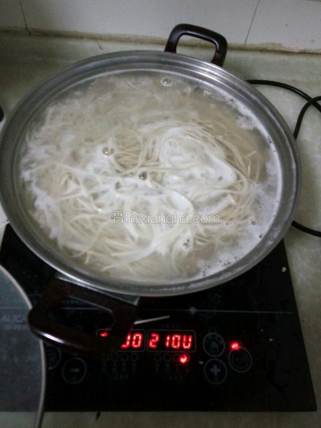 煮面条半熟 捞出过凉水