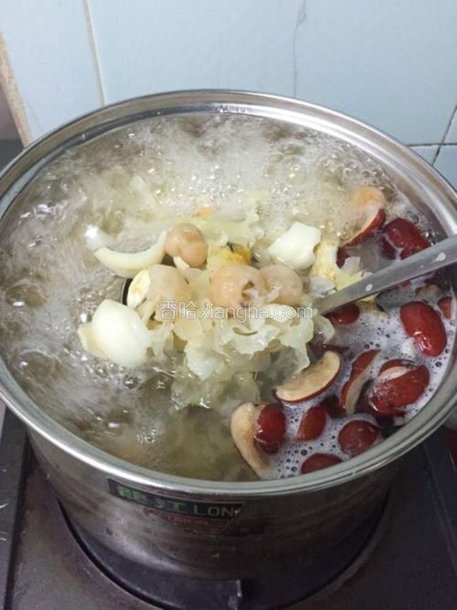 洗干净龙眼肉，红枣剪片（去掉核）。


放下适量的水，放下百合，雪耳，红枣，龙眼肉，大火煮滚后，小火煮至20分钟。
