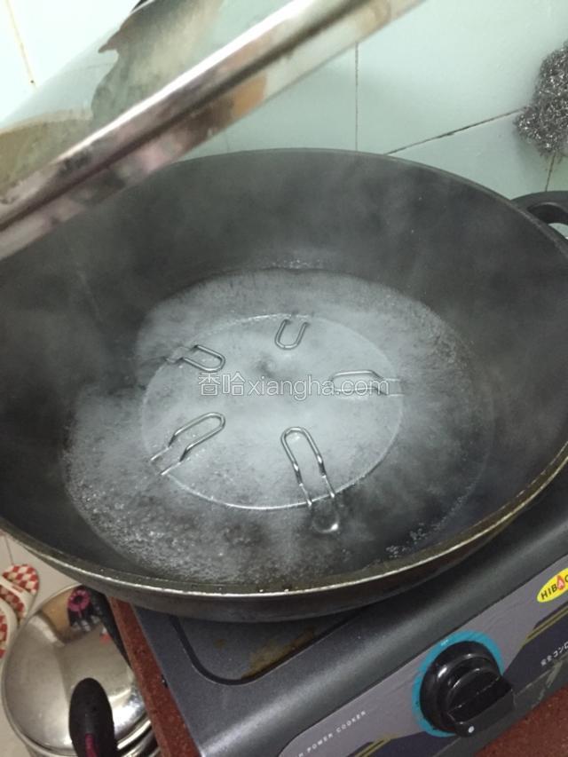 把水煮滚了，放鱼下去蒸10分钟。


要是鱼大点就10分钟，要是鱼小点就8分钟。