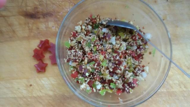 馅料全都切小碎块，放少许蜂蜜拌匀，(也可用白糖)。