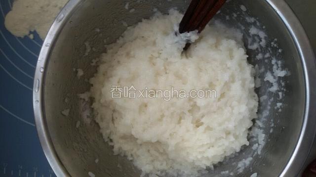 蒸熟的糯米，用四根筷子粘冷水，顺时针搅上劲。