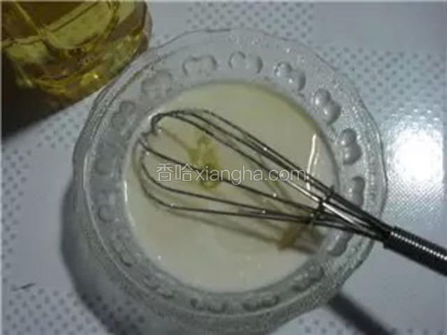 加入玉米油，滴入香草精

