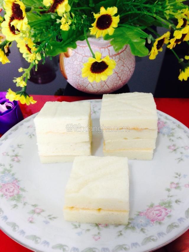 烤箱提前预热，上火170℃、下火140℃，中下层至表面开始上色约22min。
