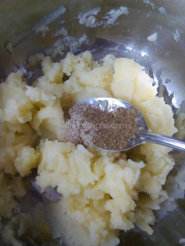 蒸熟后倒进小盆里用勺子压碎成土豆泥 在加入胡椒粉和孜然粉拌均