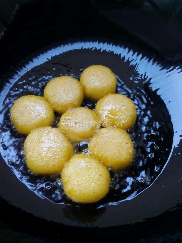锅里放油六成热时放饼饼下去煎至两面金黄色即可