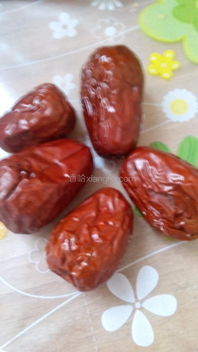 、玫瑰粥有宁神气祛火的作用。
玫瑰粥里面可以加入红枣，这样的粥配方能够滋阴补血的功效。并且能够让喝粥的人保持充沛的精力，增强活力。
玫瑰粥的做法
说道玫瑰粥的做法，小编觉得真的是很简单的。准备的材料就是玫瑰花瓣和粳米。首先将粳米煮成粘稠的粥，接着放入玫瑰花瓣搅拌之后煮上几分钟就好了。
