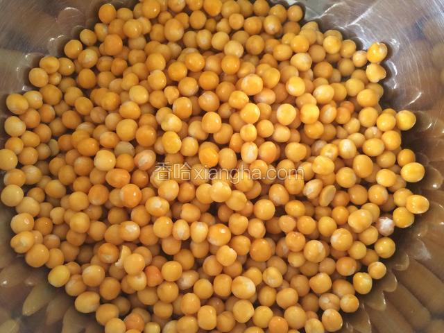 脱皮干豌豆称重后反复冲洗干净；