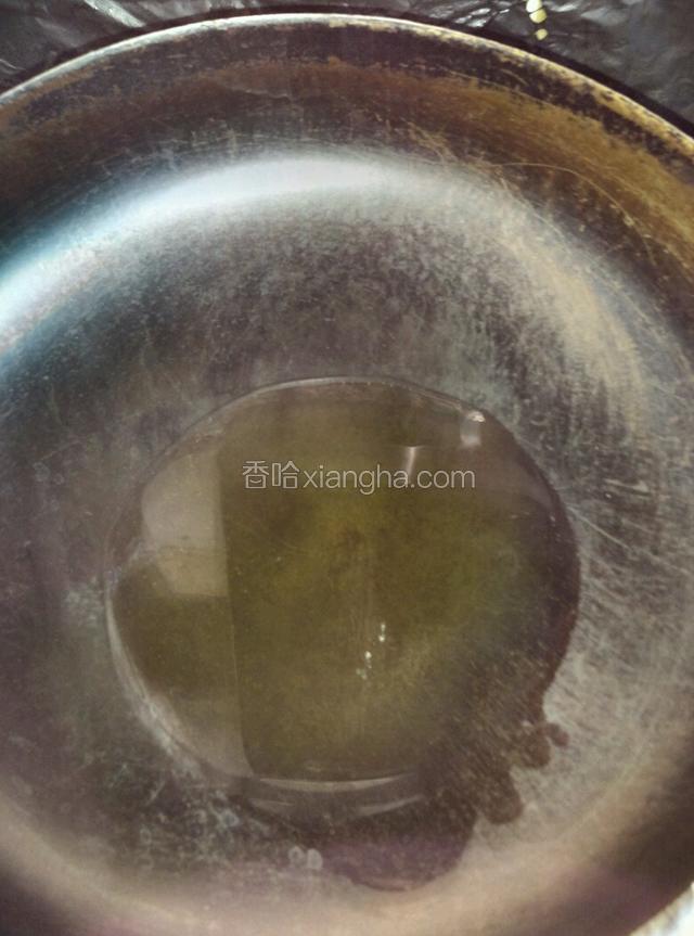 锅里放入植物油