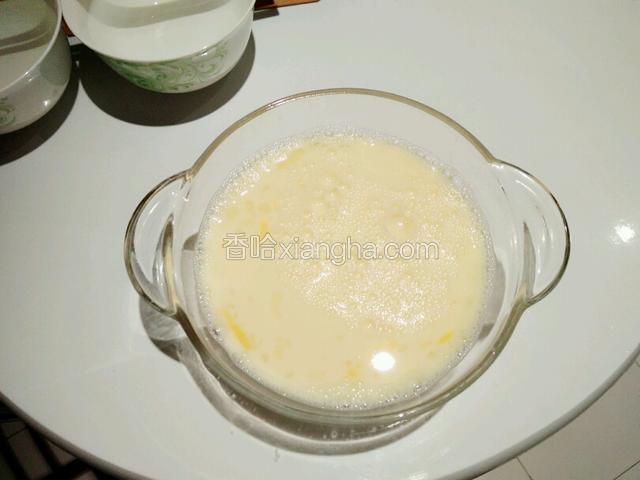 在牛奶里倒入鸡蛋，并搅拌均匀，就是布丁液了。
把搅拌好的布丁液过静置半个小时。