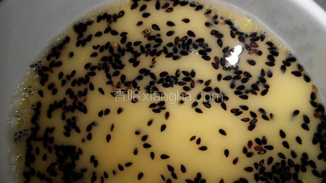 5、根据个人 口味加入适量黑芝麻，基本离成功不远了；
