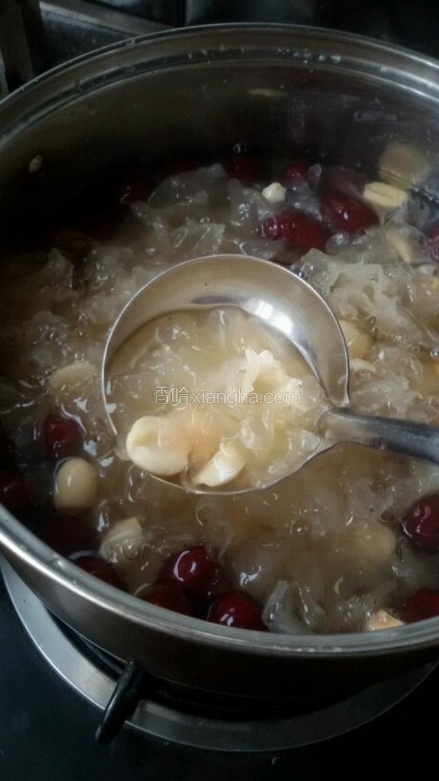 银耳，莲子，小枣加满足够的水，大火开锅转小火盖上盖煮一个小时。