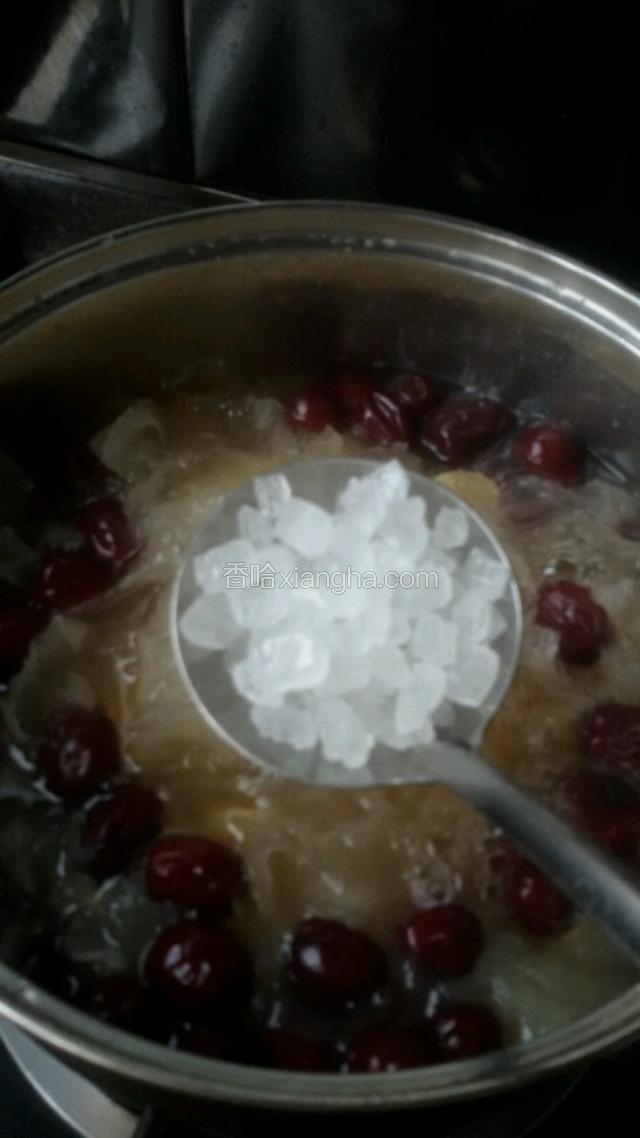捞出一块莲子尝一下熟了时，在放适量冰糖继续煮制。
