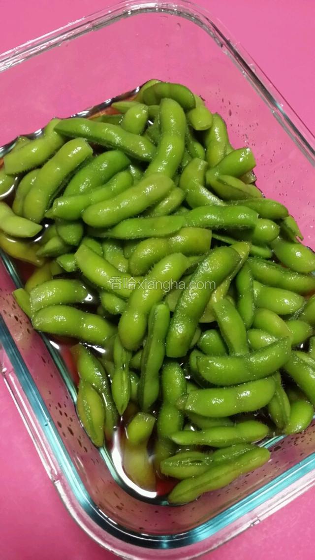 冰击好的毛豆放入玻璃保鲜盒，倒入一袋糟卤料，密封冷藏浸泡2~3小时，就可以吃到美味的糟香毛豆了??
