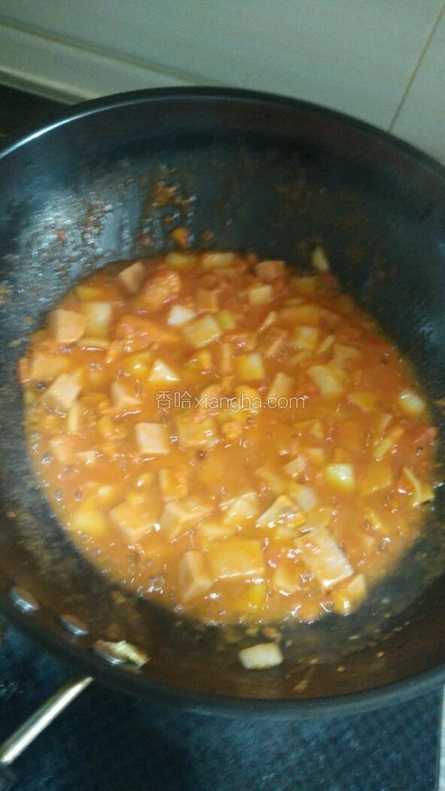先入洋葱，火腿，翻炒几下将西红柿放入，炒出西红柿酱，根据食用人数决定你西红柿大小，我我只用了这一锅的一半，