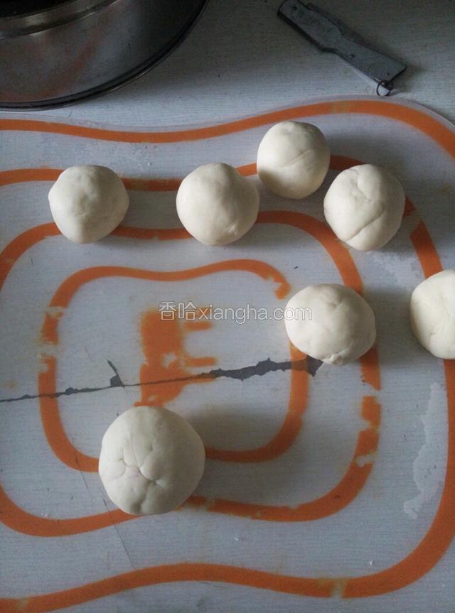 将牛奶稍微加热（嫌奶味太腻的可以用水），将酵母融化加进面粉里，将面粉揉成三光面团（面光手光盆光）放置温暖处发酵两小时左右，然后取出揉面团将空气排出，再把它捏成大小差不多的小面团