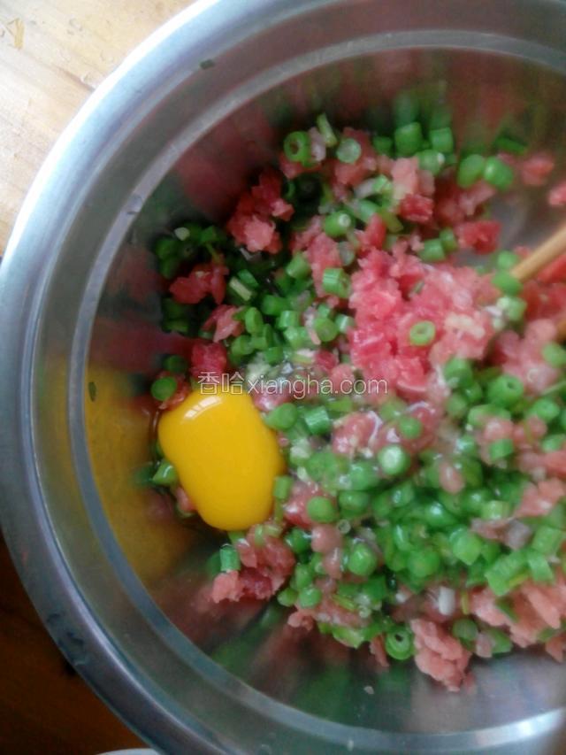 以上材料放入盆中，打个生鸡蛋(保持肉的嫩滑口感)