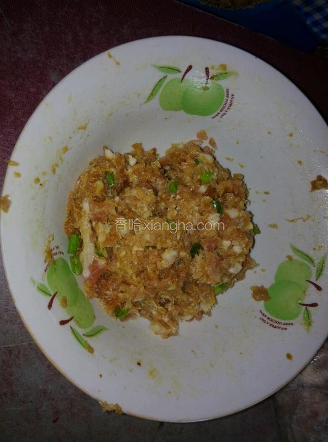 肉馅调口，放入茄子里