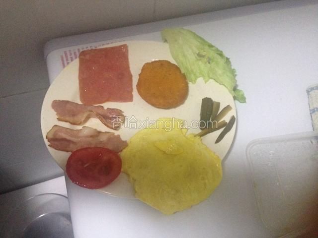 把雞蛋煎熟，其它東西炸一下就好，金黃色