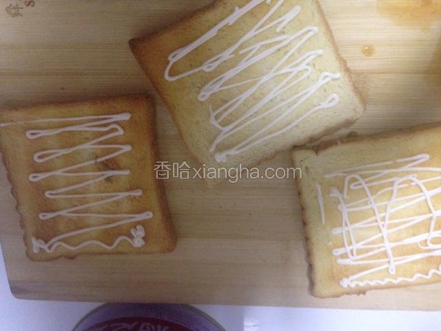 吐司抹一层黃油，洒沙拉醬
