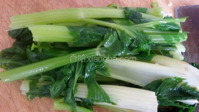 芹菜洗净焯水捞出控干剁碎。