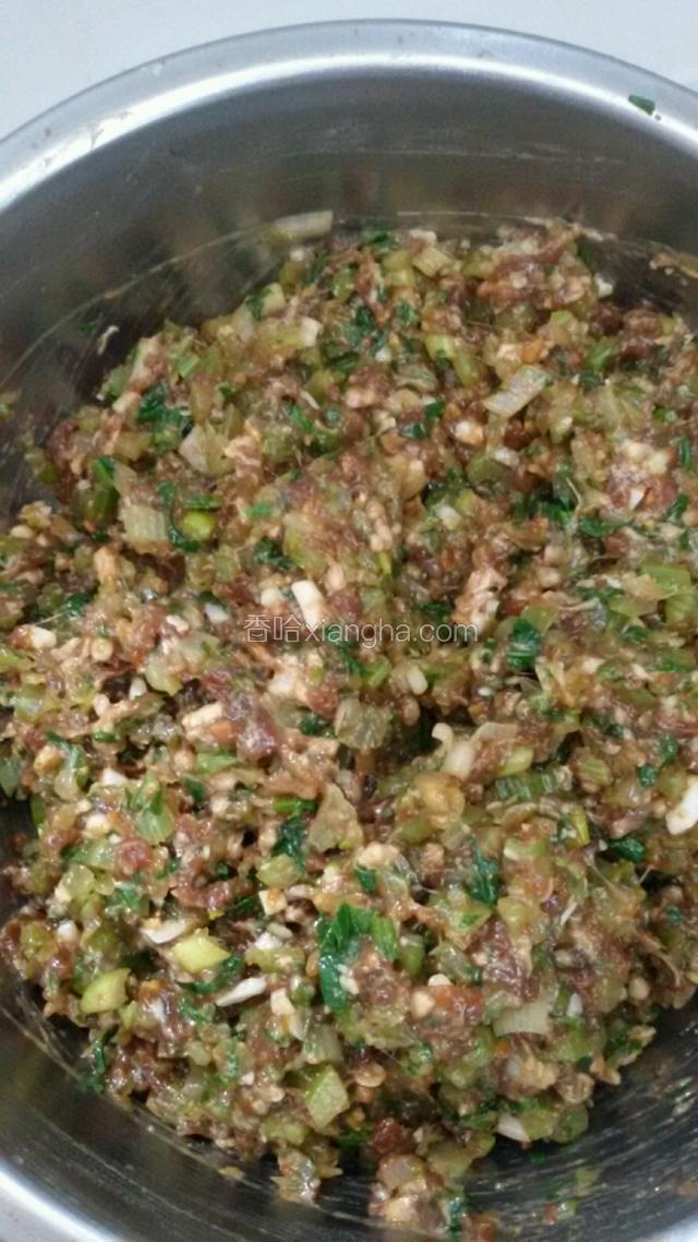 剁碎芹菜与牛肉馅放少许调味料拌均匀。