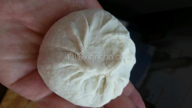 捏出褶，很漂亮的包包吧。